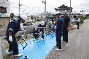 飯田OIDE長姫高校バス停改修【3】ベンチ塗装・信濃毎日新聞の取材を受けました