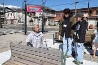 「まちの駅いいちゃん」のペンキ塗り体験会に協力しました